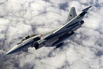 开云平台-F1街道赛之夜，绿茵卡马文加的攻防转换双核艺术