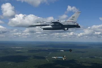 开云体育在线-莱万点射破僵，勒沃库森下半场发力轻取加纳