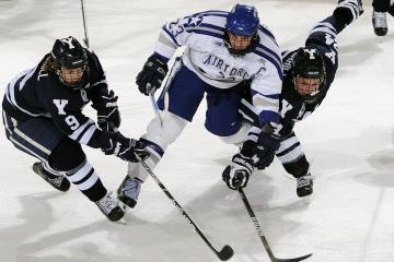 开云体育入口-东亚铁骑风雪夜碾过王子公园，阿拉巴绝杀改写欧冠格局