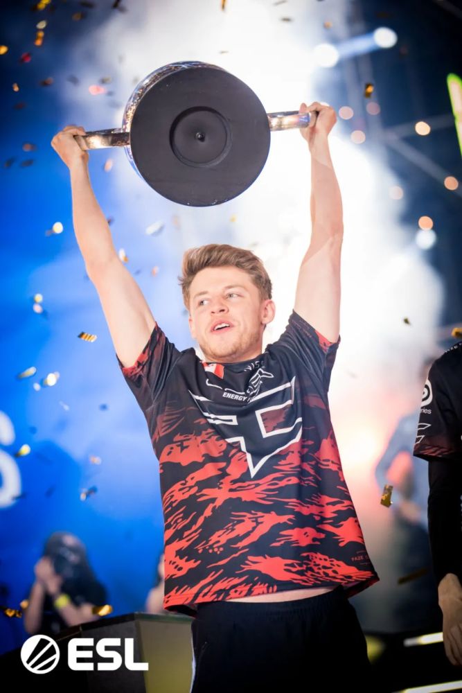 开云体育-包含FaZeClan夺下首局Bo5，NiKo狙击手段夺目的词条