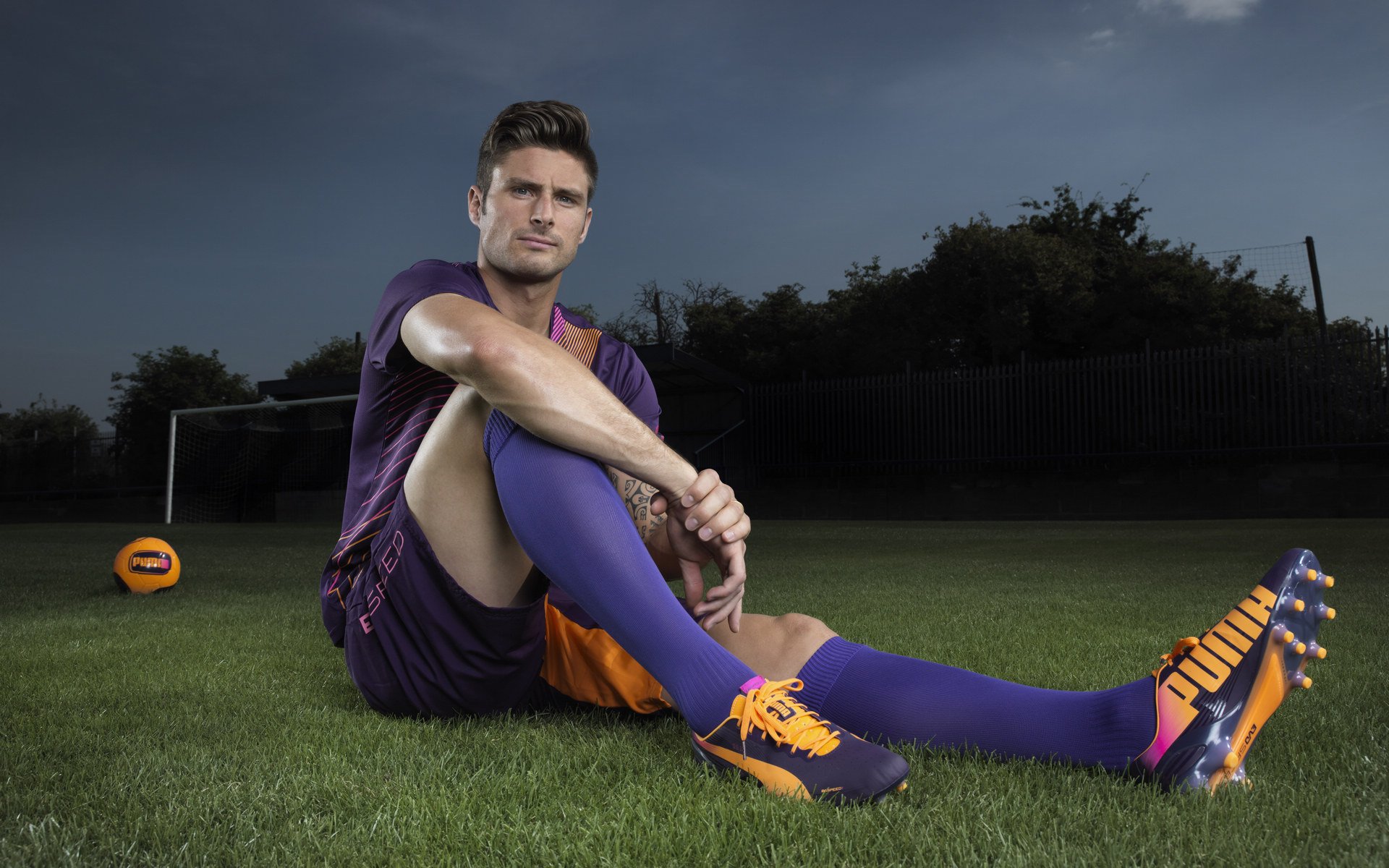 开云下载-绿茵场与街道赛的双重奏，瑞典足球强势克敌，奥纳纳F1赛道主宰风云