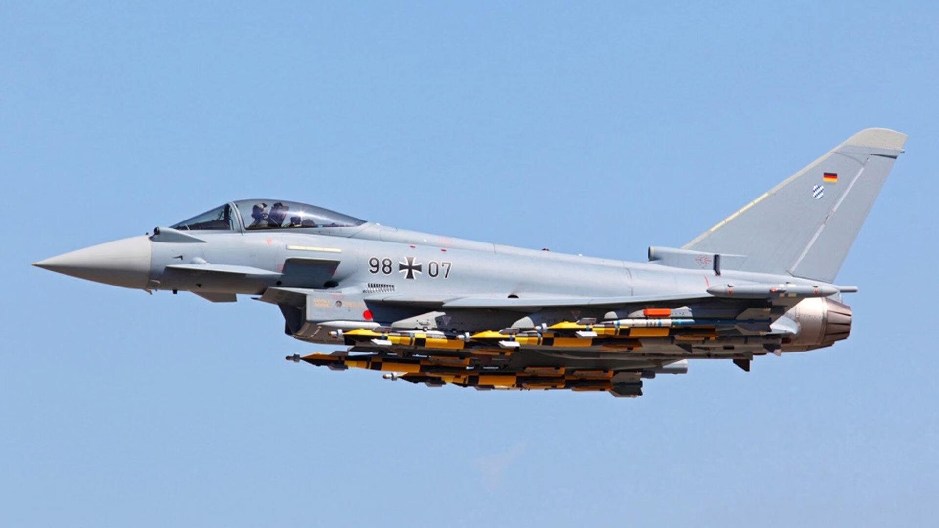 开云体育入口-速度的压制与中场的硬仗，跨越赛道的荣耀与绿茵的意志